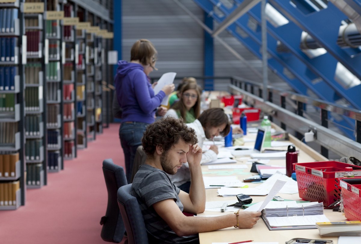 Studenten arbeiten in der Bibliothek